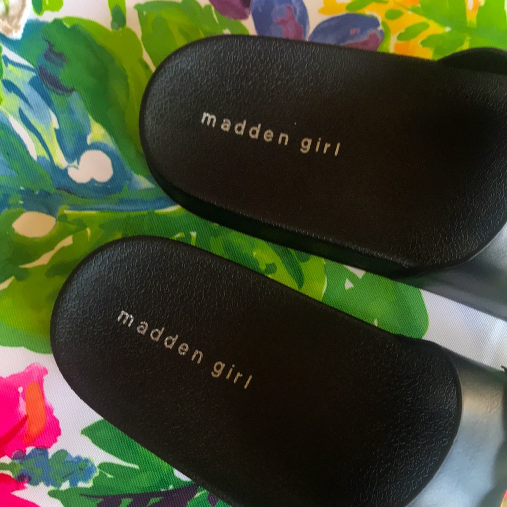 Brand New Madden Girl Flynn Black & Gold Sandals - Picture 5 of 16